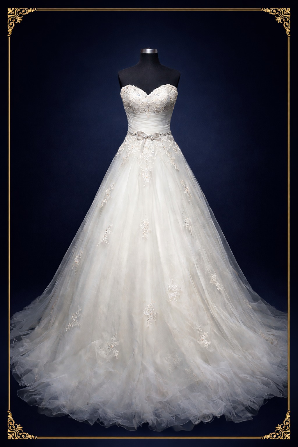 Elegantes Brautkleid auf Schneiderpuppe – Atelier H. Acabay Potsdam